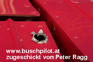 Buschflugzeug nach einem Beschuss